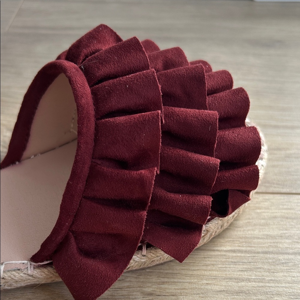 Ruffle Slides - Picture 6 of 7
